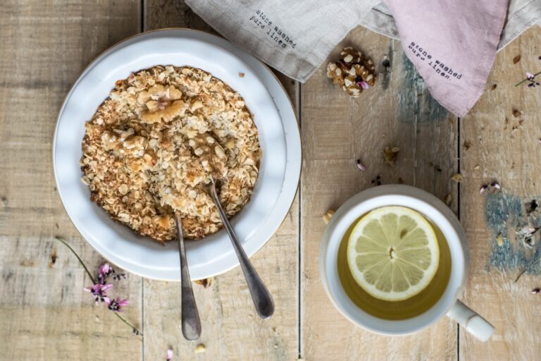 VEGAN BAKED APPLE CINNAMON OATMEAL